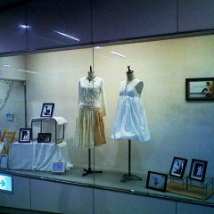 ファッションデザイン科卒業生が「アートロード美術館」にて作品を展示しています!!